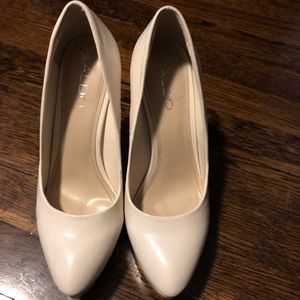Aldo off-white patent leather pumps/heels